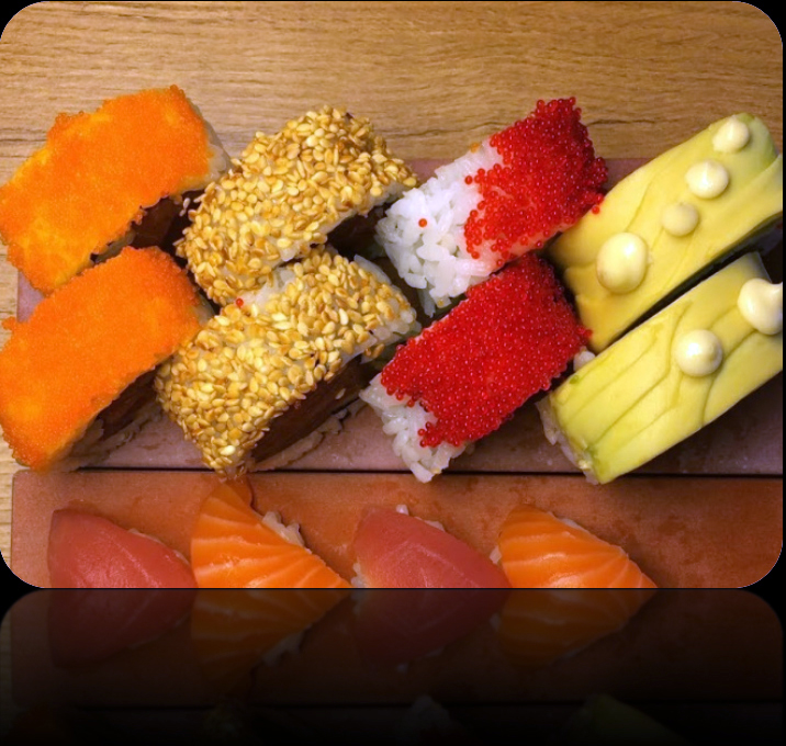 Uramaki Binnenstebuiten rijkelijk gevulde en versierde maki sushi rollen, 4 stuks per portie